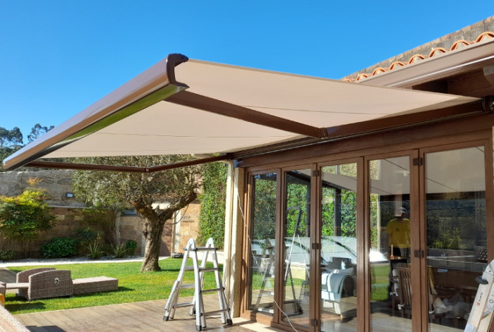 Anticípate al buen tiempo. ¡Llámanos para tener tu toldo preparado! 