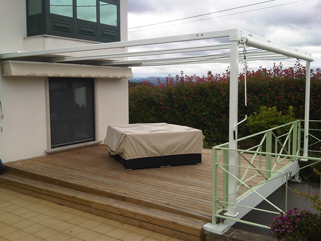 Terraza con estructura en aluminio lacado blanco para colocar los toldos
