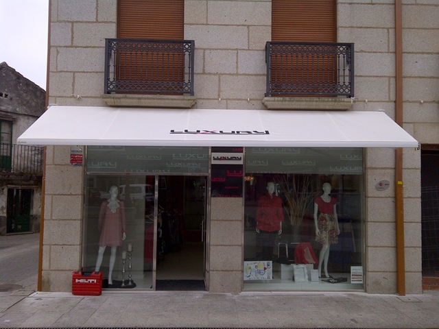 Toldo modelo Arzúa para la fachada y dos verticales modelo Hera para los escaparates