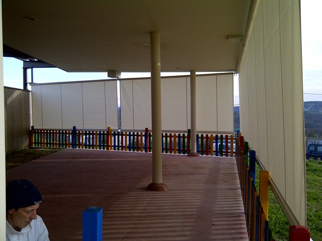 Toldo cortina que sirve de protección frente al sol y en los días de viento de cortavientos