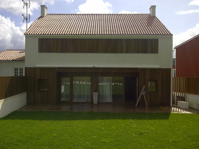 Toldo modelo Tgmbox L500 de color naranja con cofre cerrado