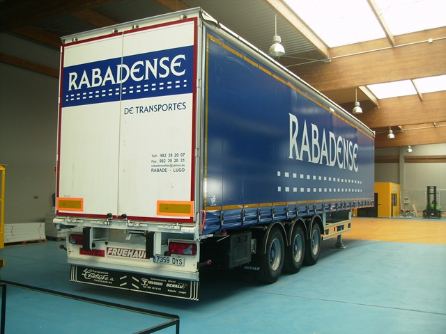 Lonas de camión que a parte de ser utilizadas para proteger la mercancía también sirve como soporte publicitario