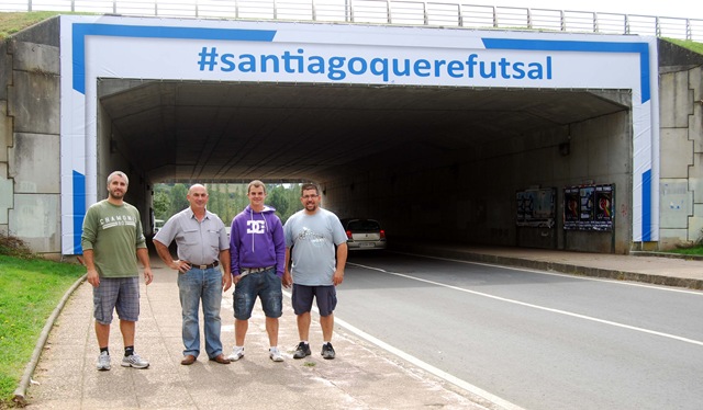 Trabajadores de TGM encargados de instalar la lona de #santiagoquerefutsal