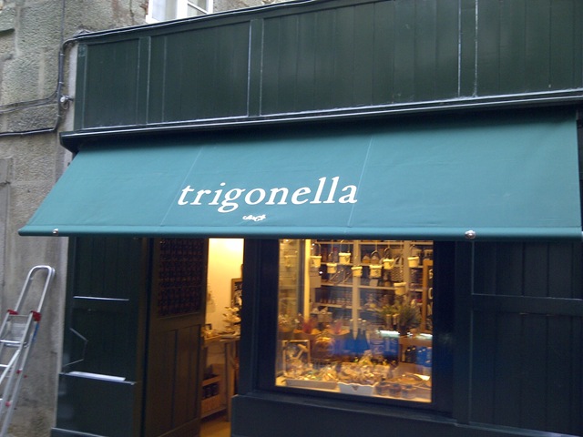 Toldo modelo Punto Recto colocado en Trigonella, una tienda de delicatessen de Santiago de Compostela