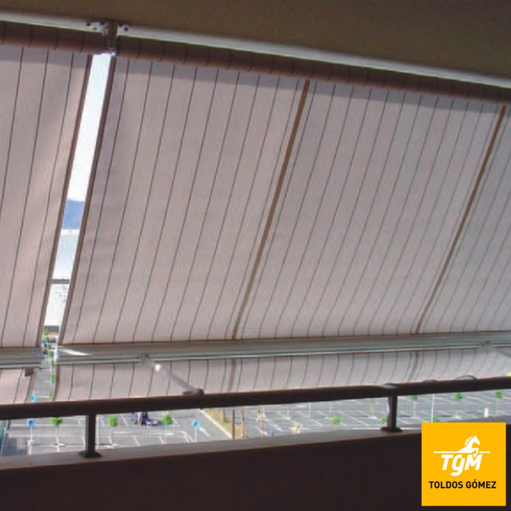 Los toldos verticales son perfectos para cerrar una terraza